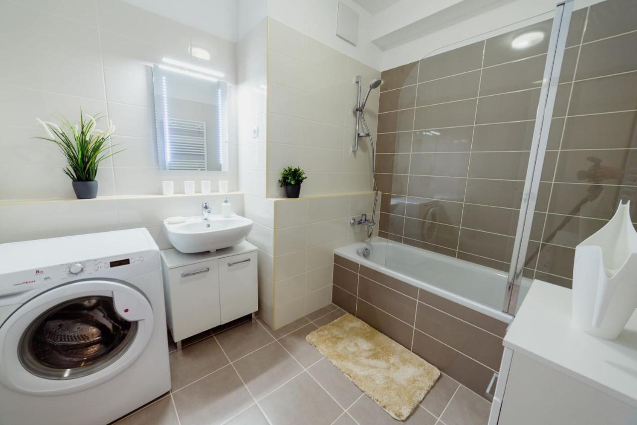 Corvin Promenade With Free Parking Apartamento Budapeste Exterior foto